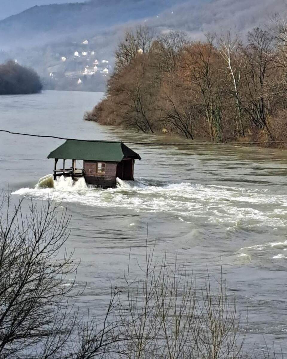 Домик на Дрине во время половодья.