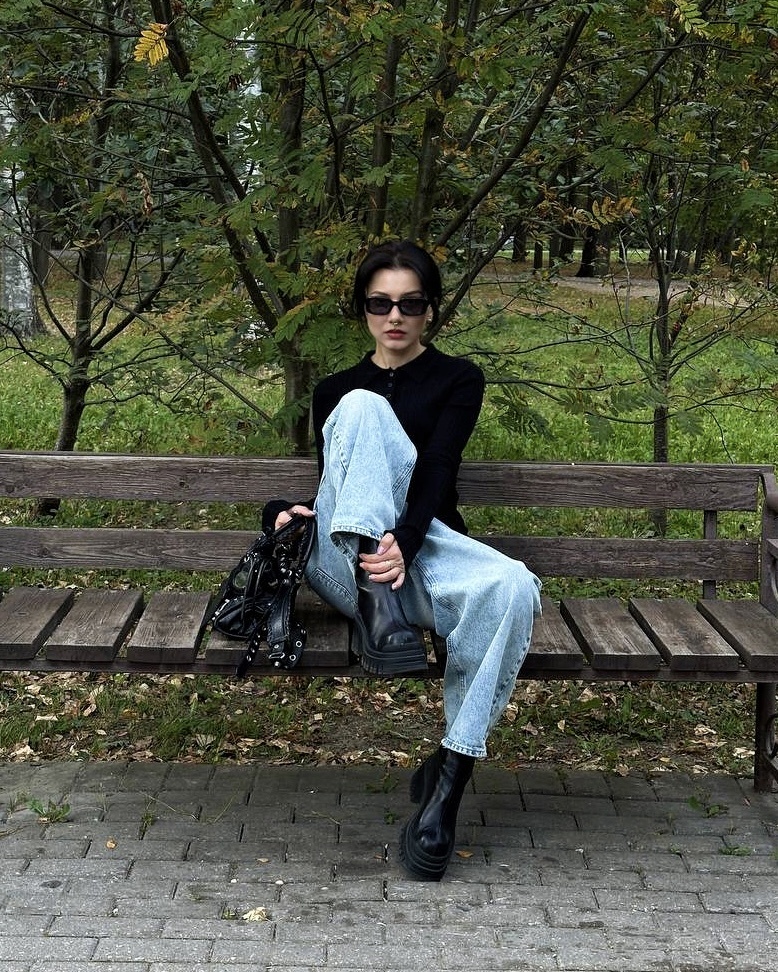 К широким джинсам можно добавить облегающий верх, и вот вам женственность