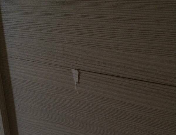 Если на двери появились царапины или сколы, не игнорируйте их.