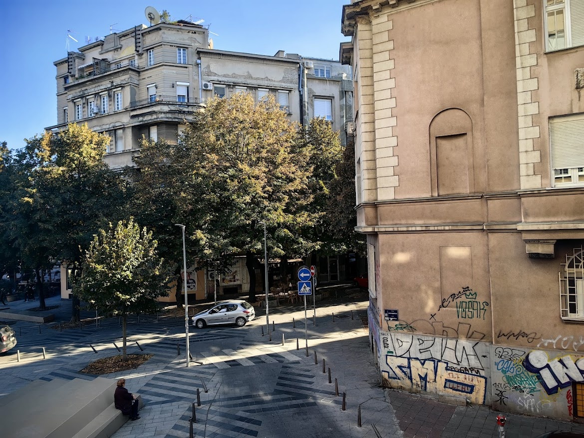 А из нашего окна Хиландарска улица видна