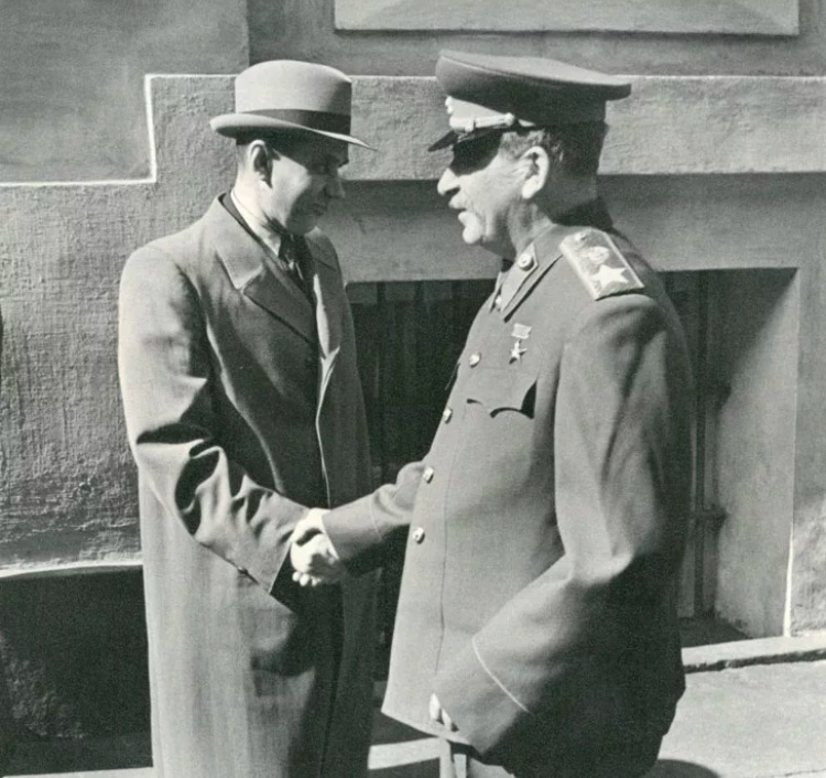 «Ну как ты, Косыга? Ничего, ничего, еще поработаешь». Алексей Николаевич Косыгин и Иосиф Виссарионович Сталин