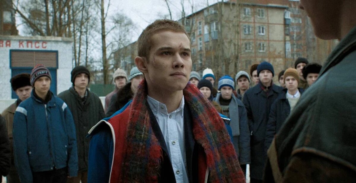 Скриншот сериала  «Слово пацана. Кровь на асфальте», режиссер Жора Крыжовников, сценаристы Жора Крыжовников и Андрей Золотарёв, производство компаний Toomuch Production, «НМГ Студия» и «НТВ»