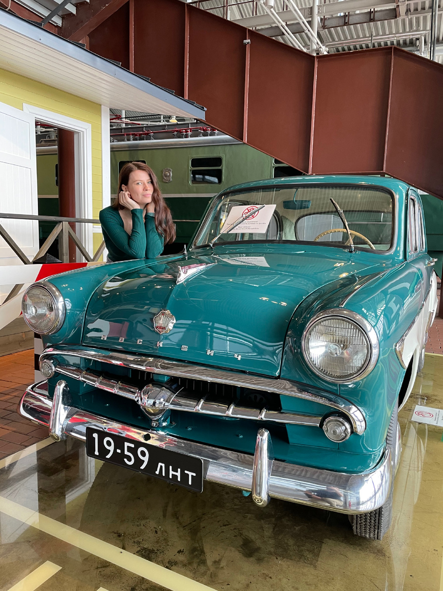 А вот кататься на пассажирском сиденье и фотографироваться с машинами, это я запросто