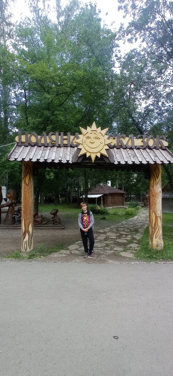 Всё выполнено из дерева. Очень красиво!