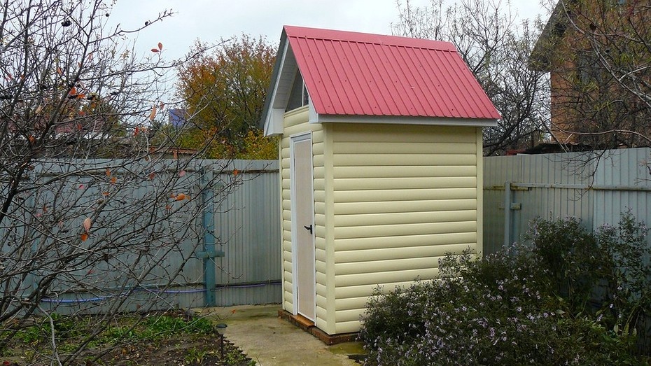 Что засыпать в дачный туалет, чтобы все растворилось: лучшие средства от запаха и отходов