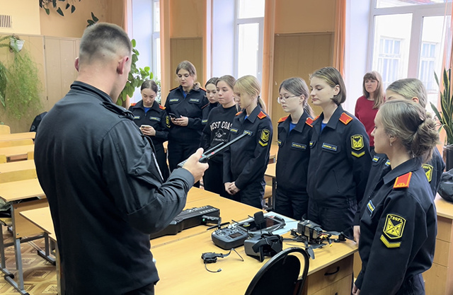 БПЛА в школе Твери. ОМОН «Барс» провел «Урок мужества» с подшефными