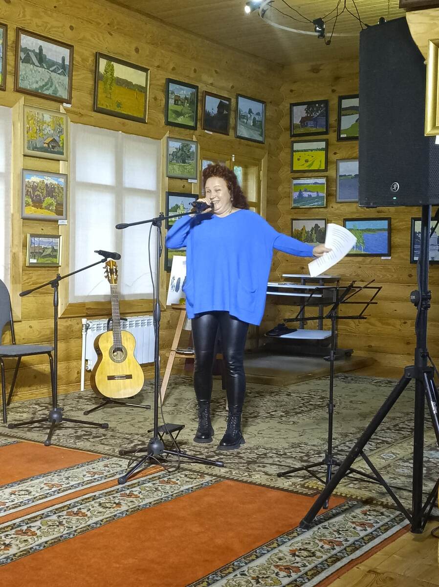 Елена Глебова-Пав - поэт, прозаик, артистка, бард, юрист, медик, водитель... А ещё руководитель Ногинского Лито