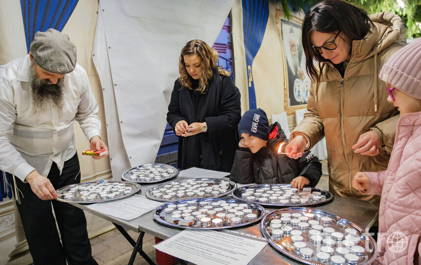    Прихожане Синагоги зажигают свечи в первый день праздника СуккотАлена Бобрович