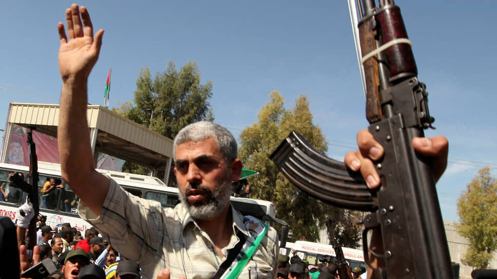 Израиль отпустил видного хамасовца Яхью Синвара из тюрьмы в октябре 2011 года (на фото: сразу после освобождения) в рамках сделки по освобождению солдата Гилада Шалита, а в октябре 2024-го ликвидировал в Газе теперь уже лидера группировки.📷Фото: Mohammed Salem / Reuters