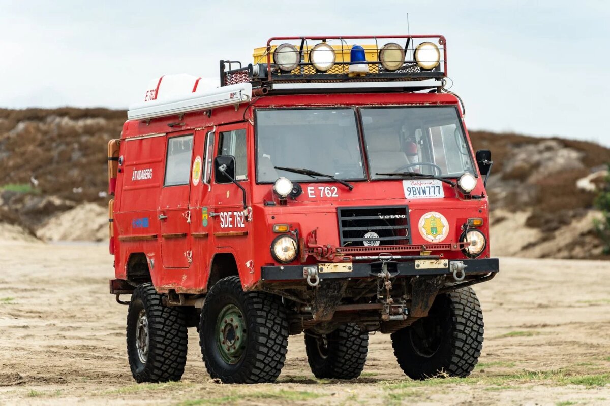 C303 использует конструкцию кузова на шасси с ведущими мостами и листовыми рессорами спереди и сзади. 