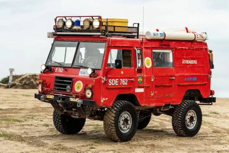 Весь «низ» практически грузовой. Мощная рама лестничного типа приютила на себе классическую рессорную подвеску, двигатель и трансмиссию. 