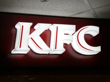 рекламная вывеска сети KFC 