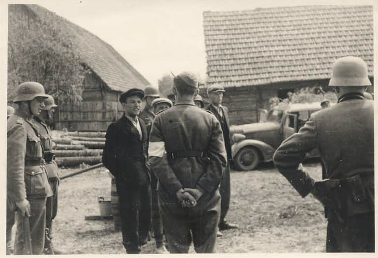 Как попадали в полицаи в годы войны и чем они занимались?