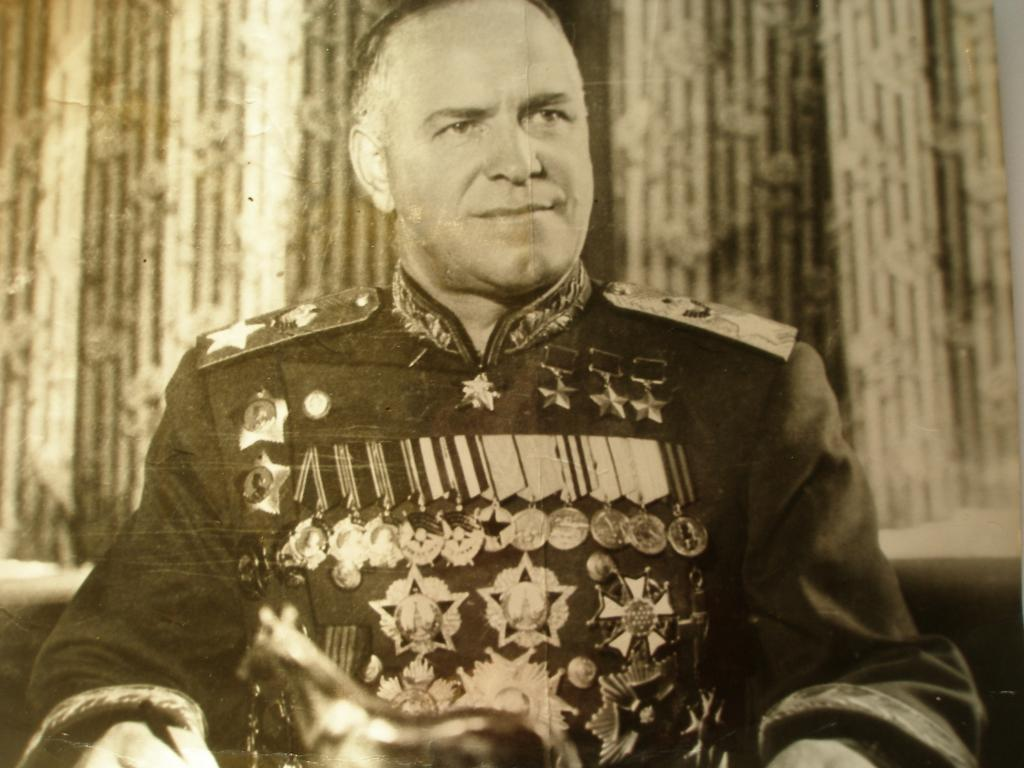 Георгий Константинович Жуков (1896—1974) — Маршал Советского Союза (1943), четырежды Герой Советского Союза (1939, 1944, 1945, 1956), кавалер двух орденов «Победа» (1944, 1945). Википедия.