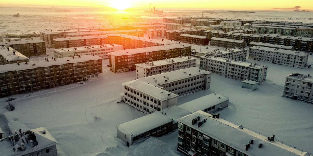 Заполярный ад с розово-голубым закатом: парадоксы умирающего города