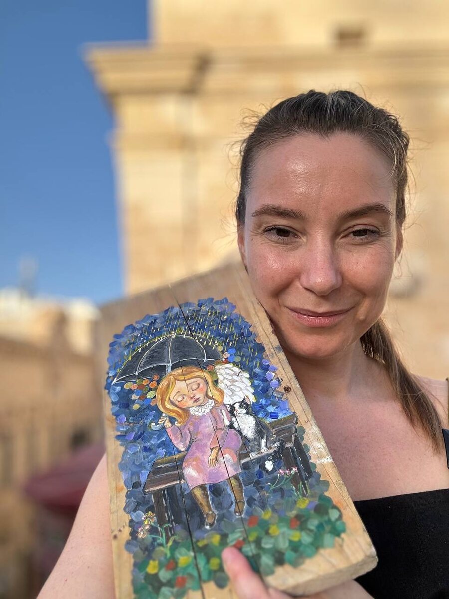 Плачущий ангел и автор картины Юлия Моськина