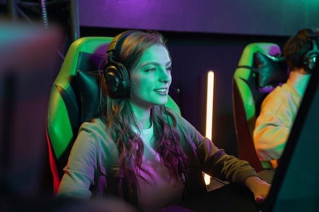 Источник изображения: https://ru.freepik.com/free-photo/medium-shot-smiley-woman-playing-videogame_24799449.htm#fromView=search&page=1&position=37&uuid=8e717e9f-5391-4449-abfa-0a98b875d9e7

