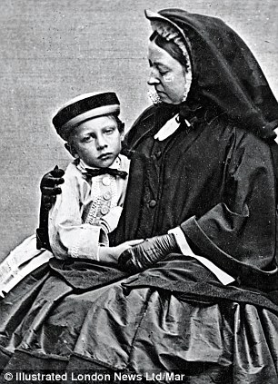(Кайзер) Вильгельм II Прусский и его бабушка, королева Великобритании Виктория. Обратите внимание, что парализованная левая рука Вильгельма скрыта от глаз. 1860-е гг. Источник изображения: lisawallerrogers.com