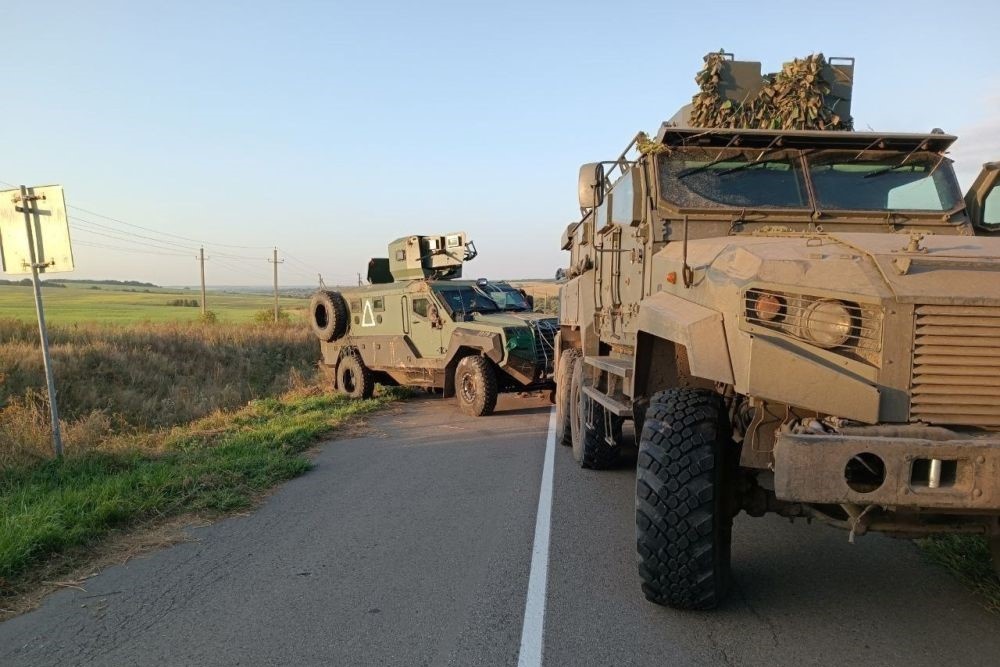 Бронеавтомобиль З-СТС «Ахмат» тянет в тыл трофейный канадский бронеавтомобиль Roshel Senator в Курской области, источник – Телеграм-канал Уголок Ситха