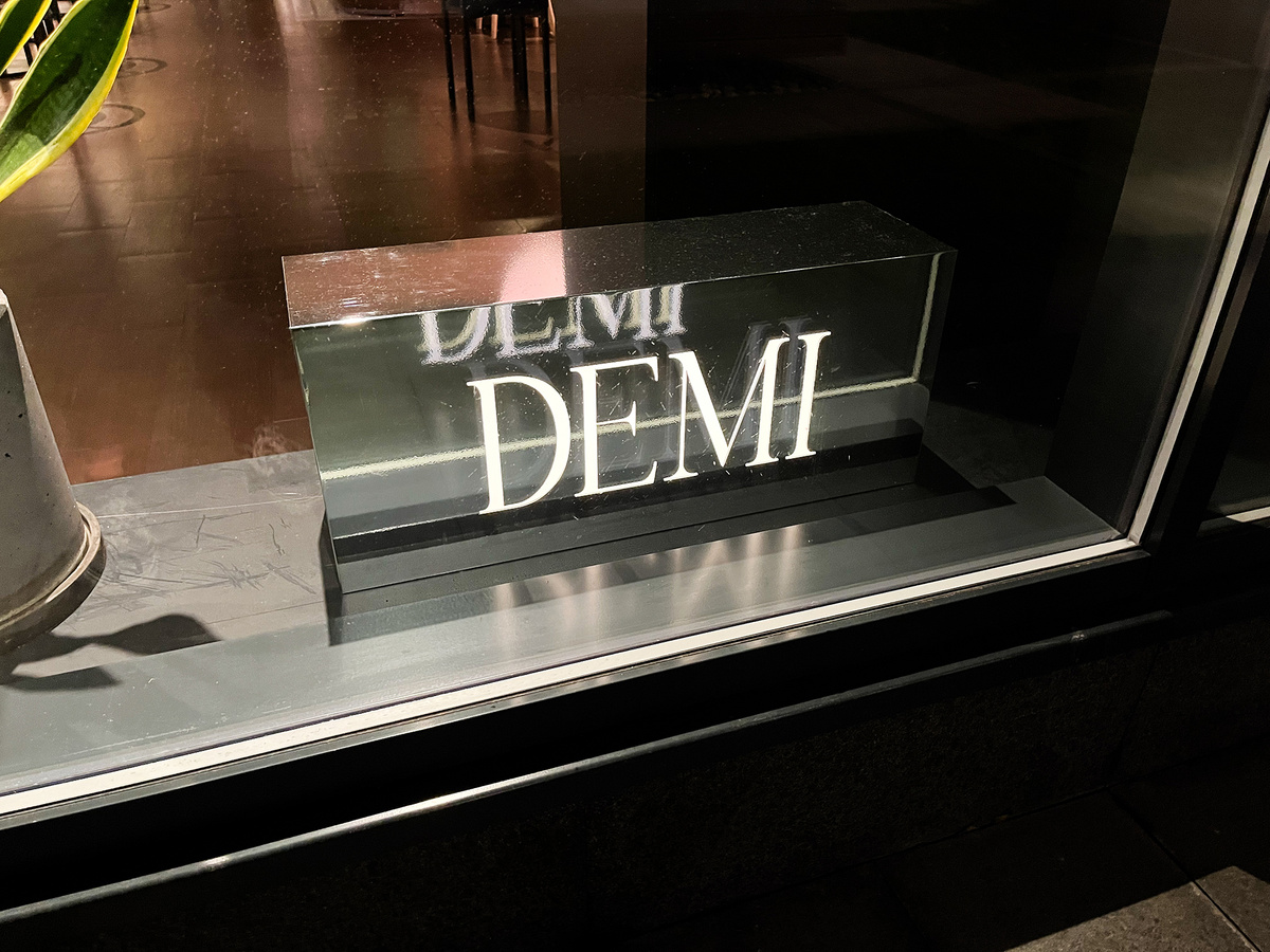 Вывеска ресторана