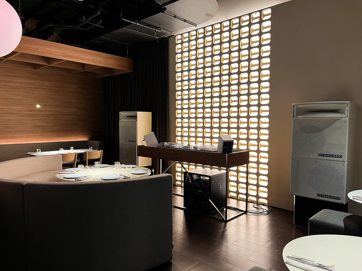 Диджейская зона →