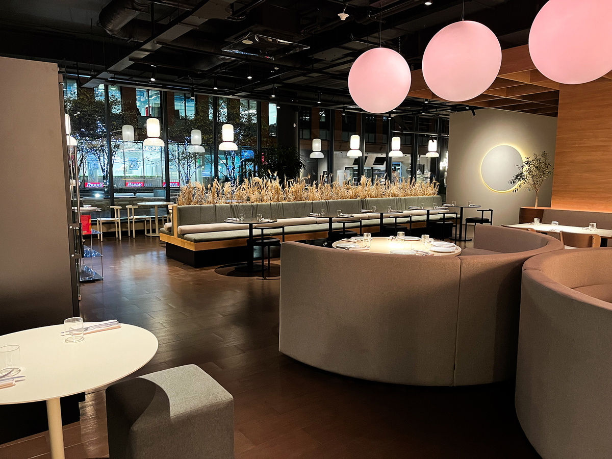 Вид на зал с другого ракурса →