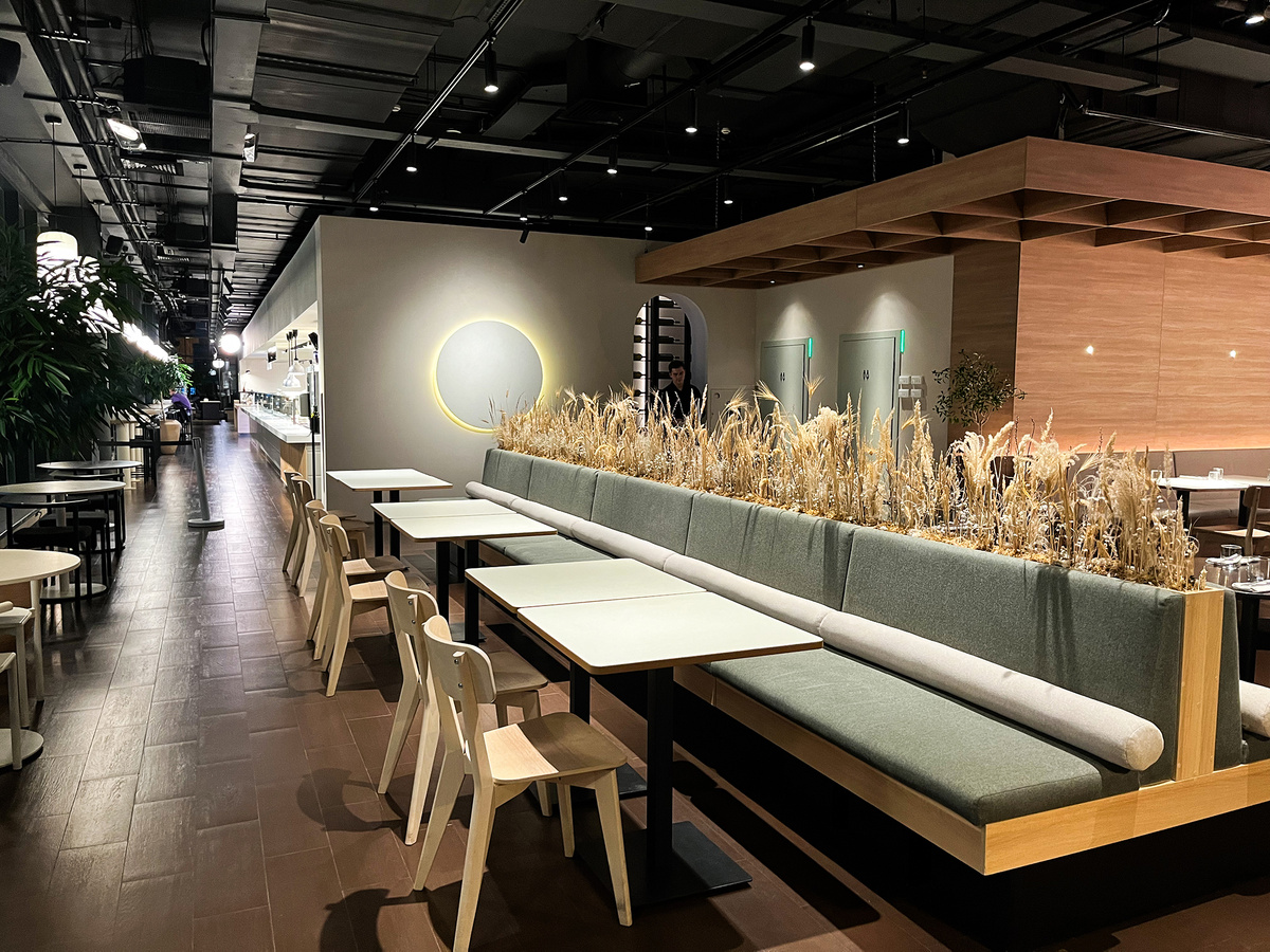 Вид на зал →