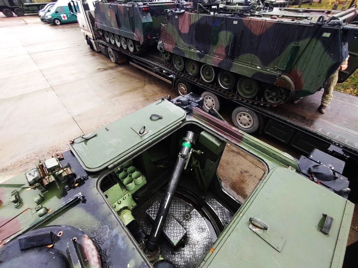 Размещение 120мм миномета в десантном отделении.