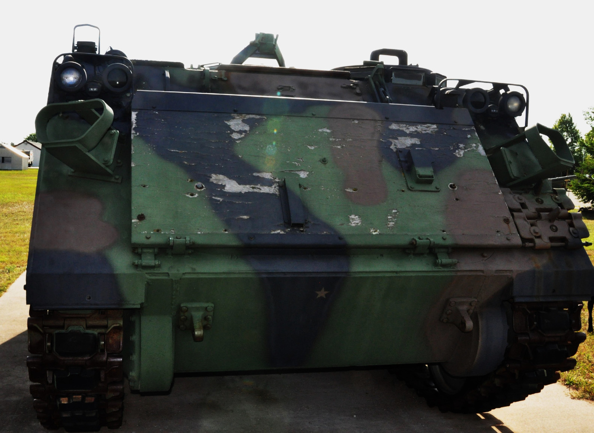 М113А2 . Можно обратить внимание на конструкцию фар и их ограждений, волноотражательный щиток на верхнем лобовом листе корпуса и кронштейны для дымовых гранатометов по бокам. Сами гранатометы не установлены. Фото: primeportal.net