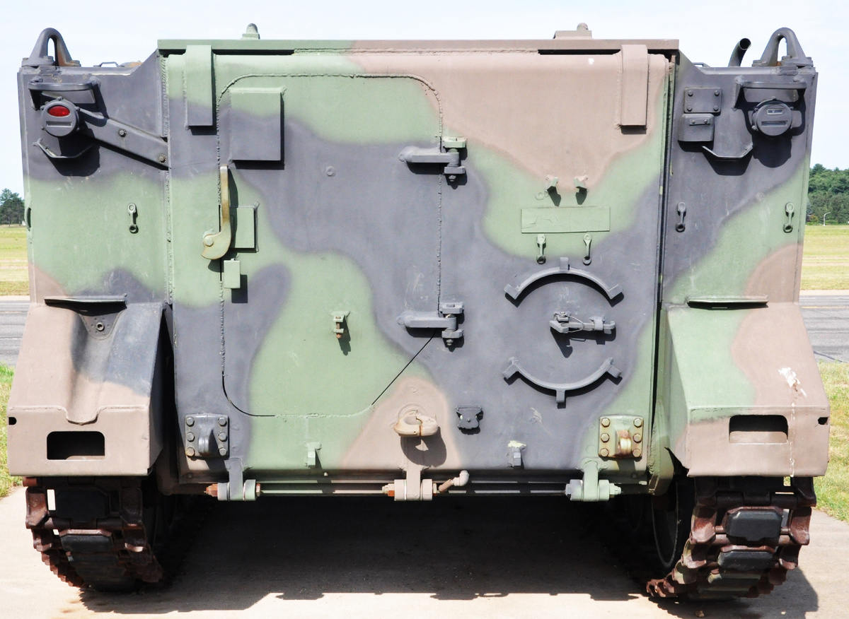 Кормовая проекция. По бокам от аппарели крепятся характерные для машин армии США стоп-сигналы с указателями поворота ( круглые плафоны с прорезями в верхней части кормового листа). Топливные баки еще не вынесены из десантного отделения. Фото: primeportal.net