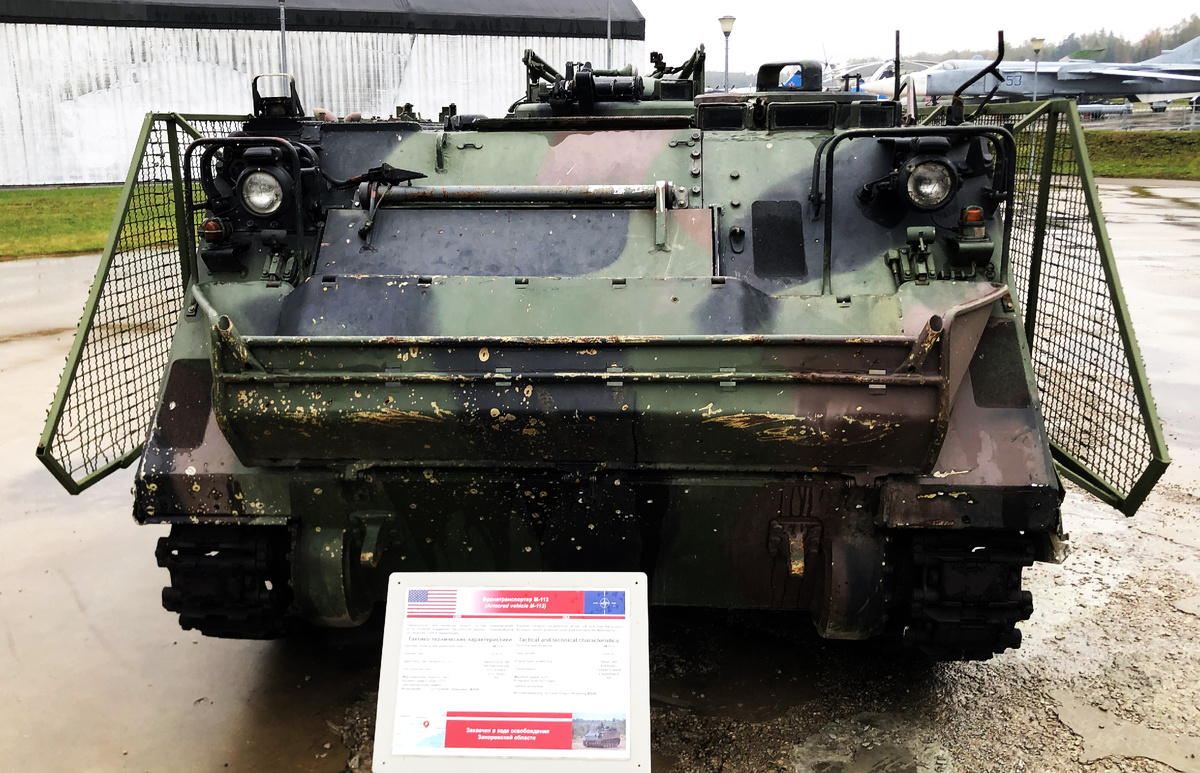 PANZERMORZER из "Патриота". Обратите внимание на конструкцию фар с указателями поворота и их ограждений. На ВЛД закреплена характерная корзина, в которой можно перевозить различное имущество экипажа или детали миномета. 