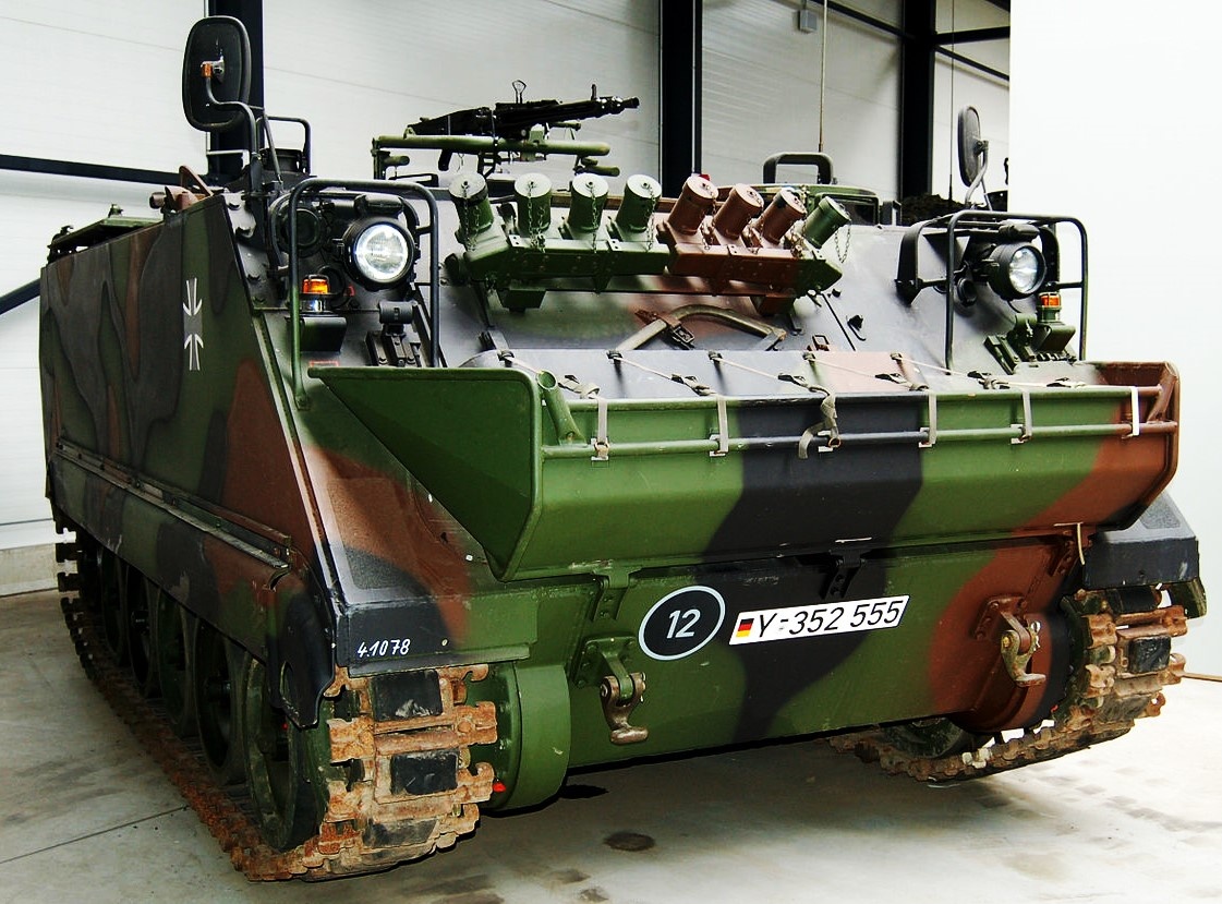 Крепление дымовых гранатометов отличается от применяемых на американских машинах. Сами гранатометы- немецкого производства, применяемые также на ОБТ LEOPARD 1/2 , БМП MARDER и другой БТТ Бундесвера.