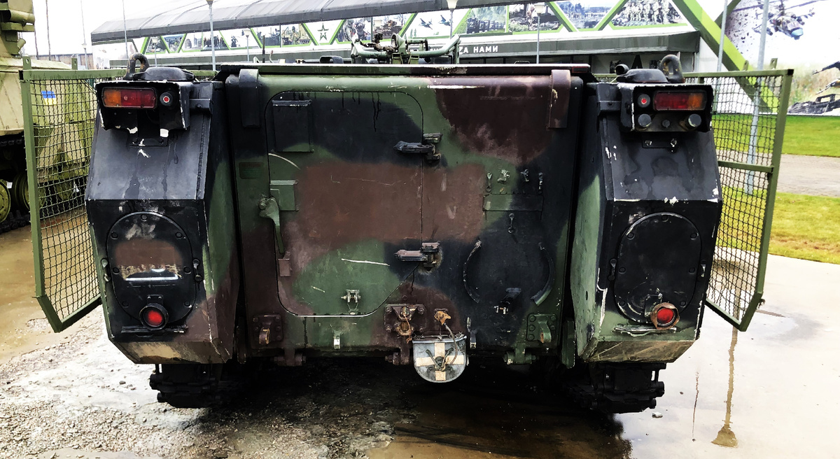 Кормовая проекция. Топливные баки размещаются в изолированных бронеотсеках вне обитаемого отделения. Задние указатели поворотов со стоп-сигналами немецкого производства.