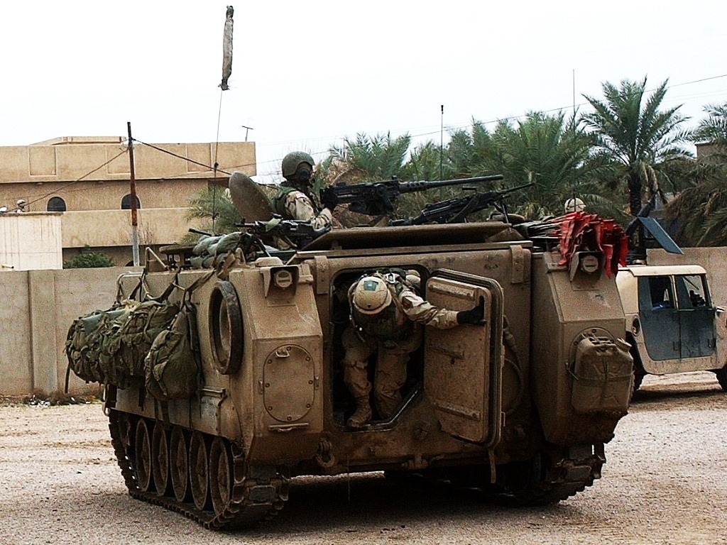 Кормовая дверь, выполненная в откидной аппарели.