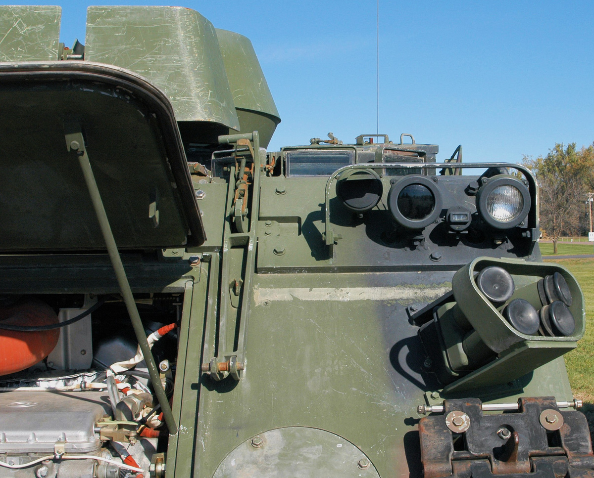 Расположение дымовых гранатометов и фар на американских М113А2/А3. Фото: primeportal.net