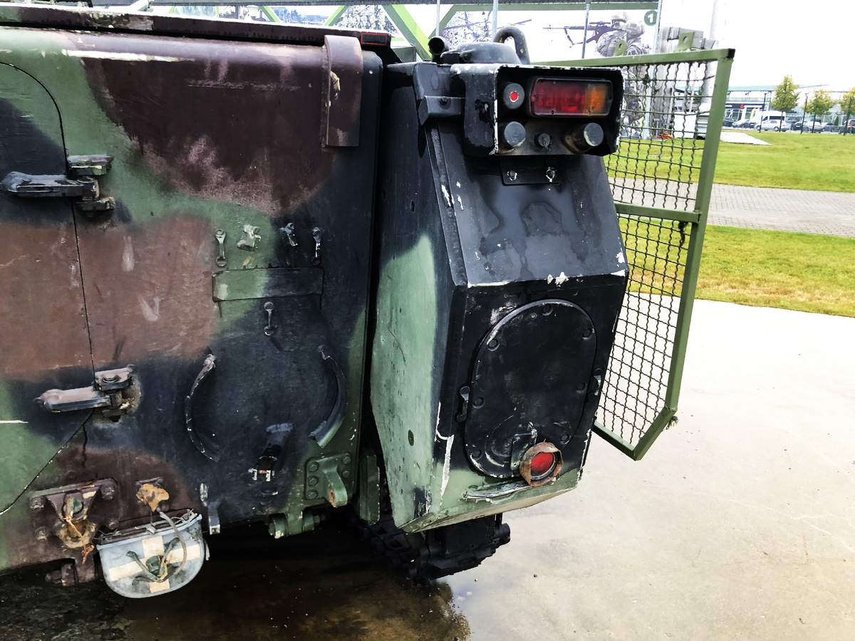 Правый топливный бак. Толщина наружных стенок, судя по всему сохранена на уровне основного бронирования корпуса машины.