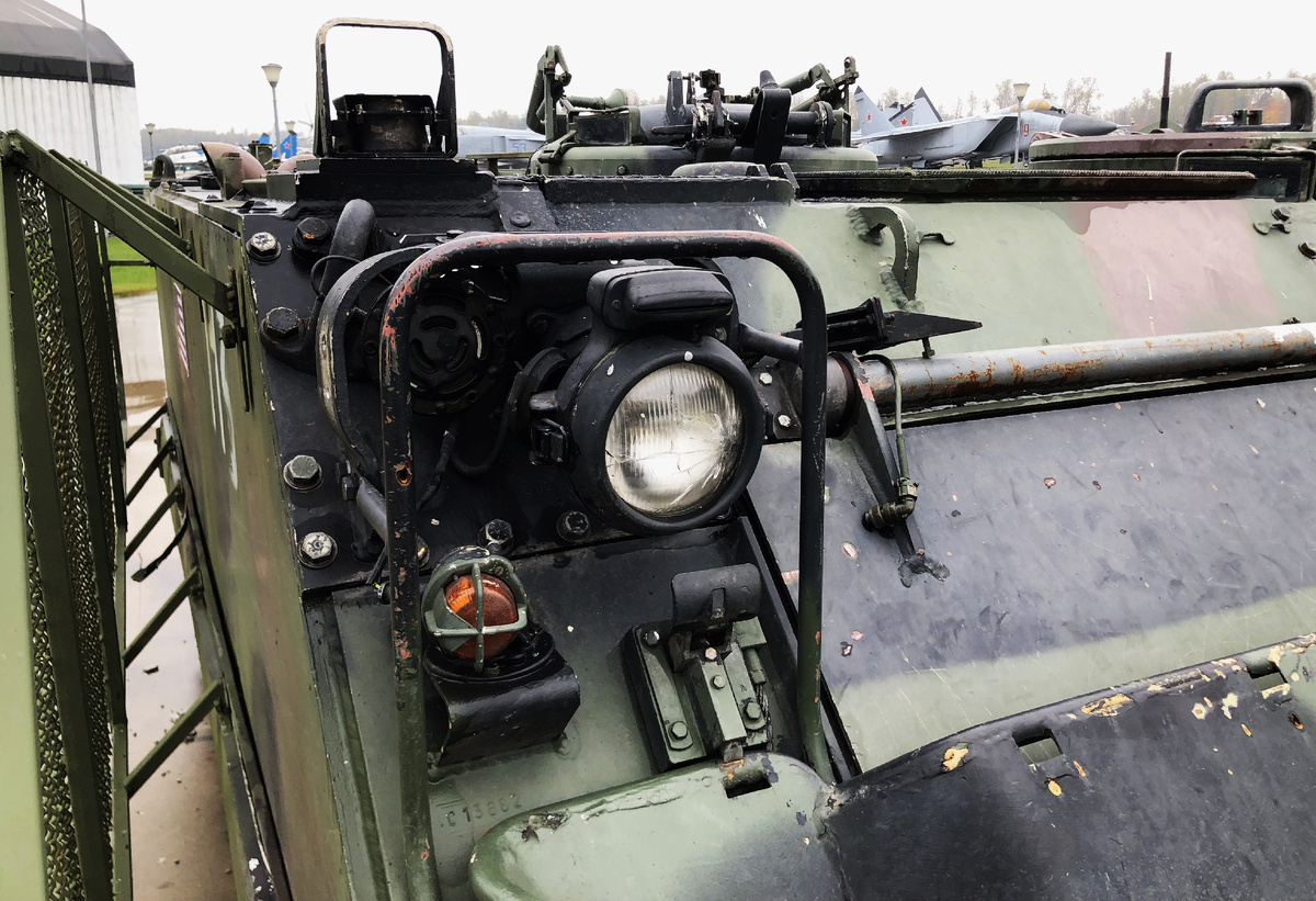 Для сравнения- фары, дорожный сигнал и указатель поворота на немецких М113.