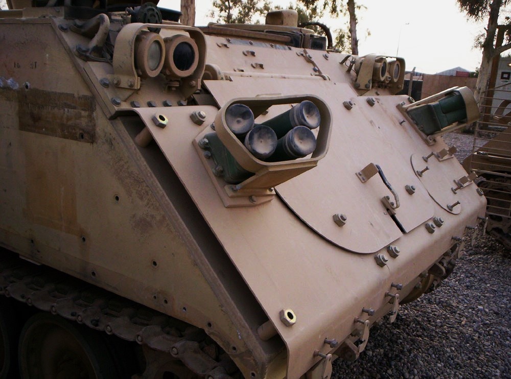 Установка элементов дополнительной броневой защиты и противокумулятивных решеток на американских М113А3 в Ираке. 2005...2007гг. Фото: toadmanstankpictures.com