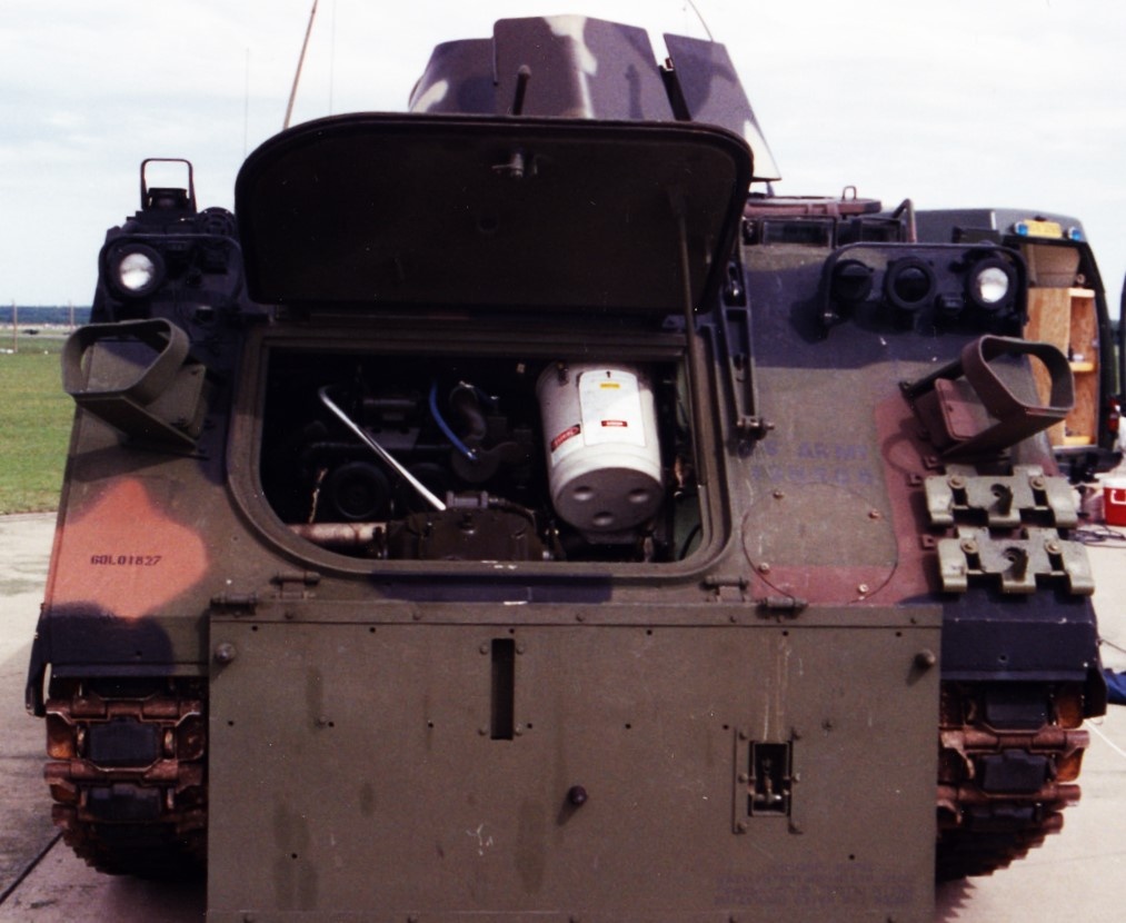 М113А2 с открытым люком доступа к агрегатам МТО. Фото: primeportal.net 