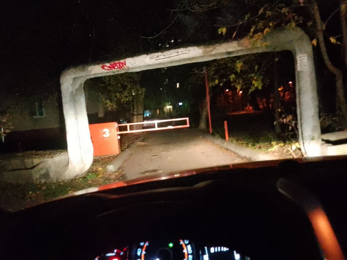 И проезд очень узкий - никак не оставить машину.