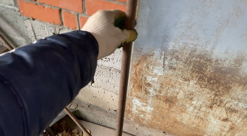 Будет служить как ось вращения.