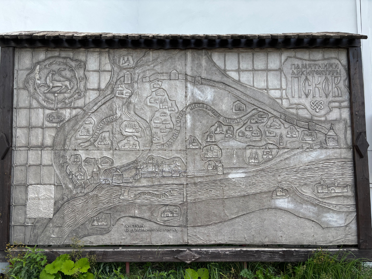 Здесь мы видим схему Псковской крепости с прилегающими территориями, выполненную на основе подлинных изображений на средневековых иконах.