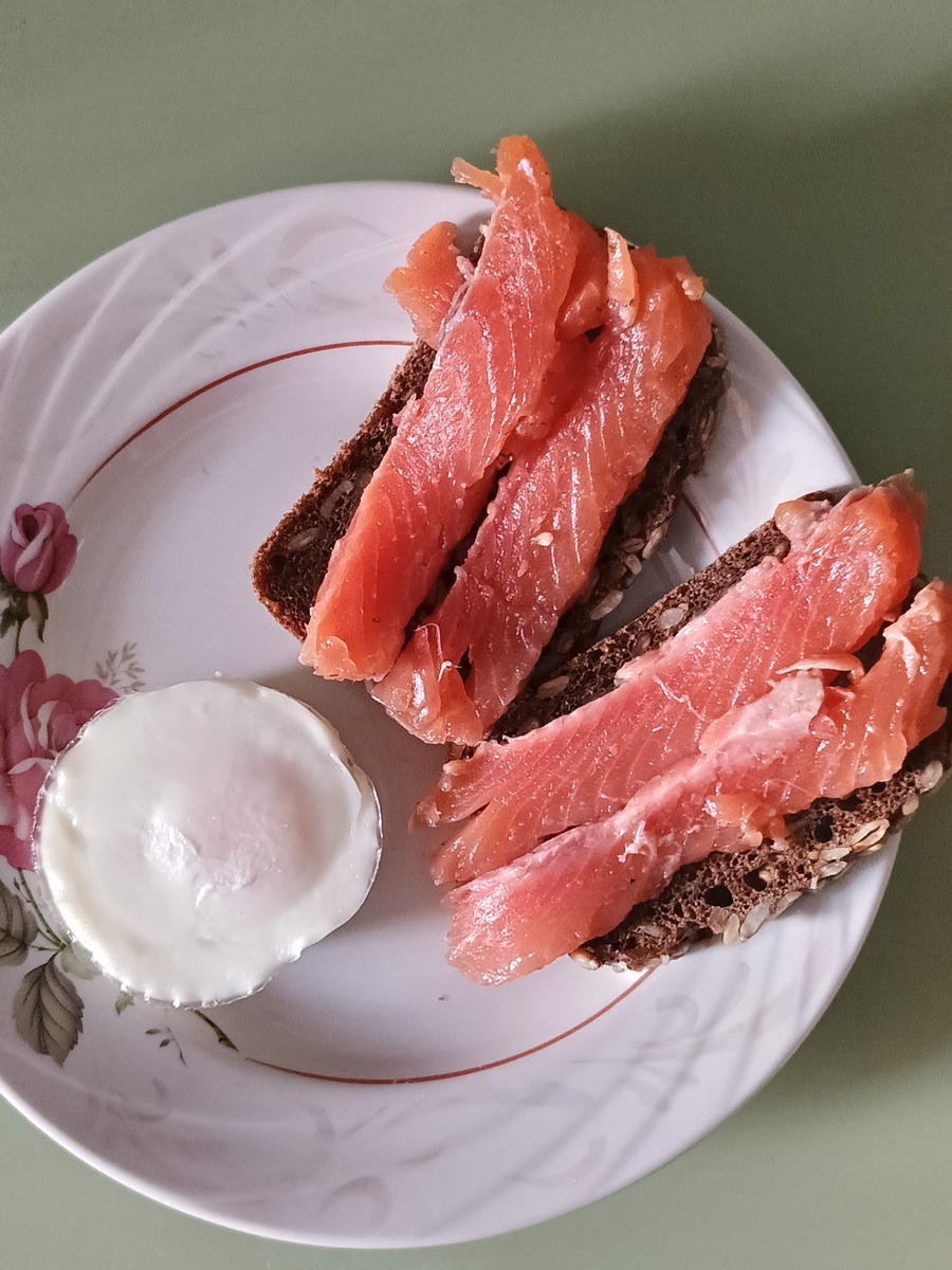 Завтрак- форель,собственноручно посоленная.