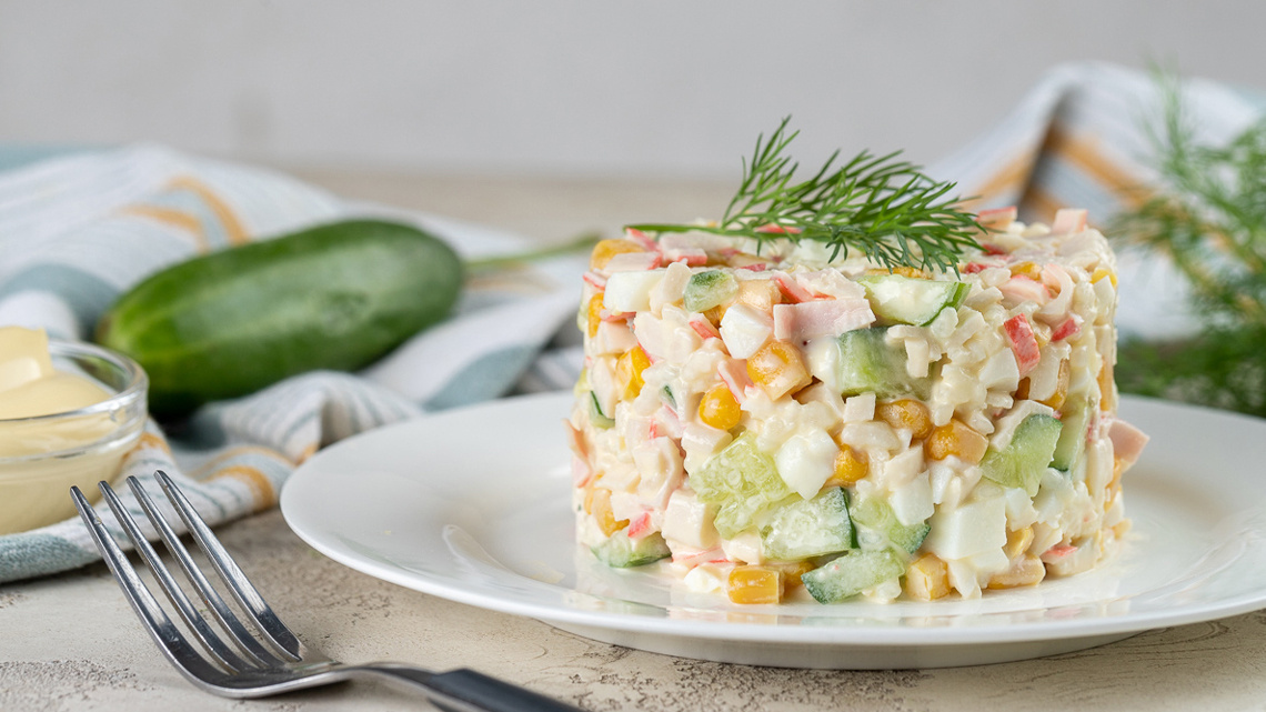 Классический салат с крабовыми палочками и рисом — пошаговый рецепт
