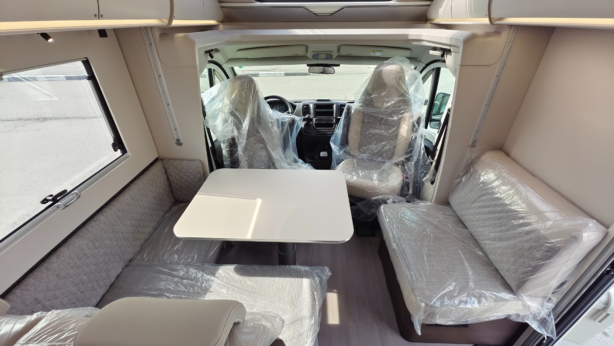 Просторная столовая в автодоме Adria Matrix - Яхты на колёсах 