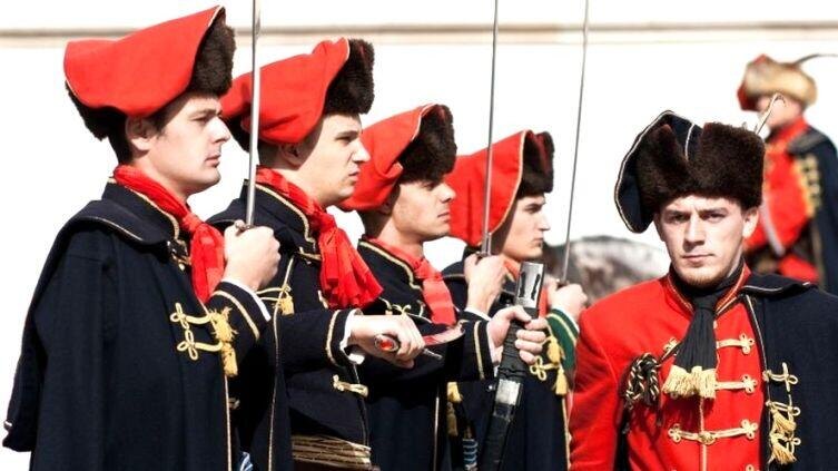    Хорватский полк на праздновании Международного дня галстука в 2012 году. Фото: Роберта Ф. Собственная работа, по лицензии CC BY-SA 3.0