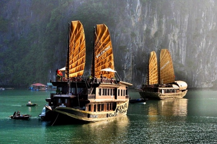 Парус джонки - его главная фишка, и в дизайне, и в конструкции. /Фото: proboating.ru