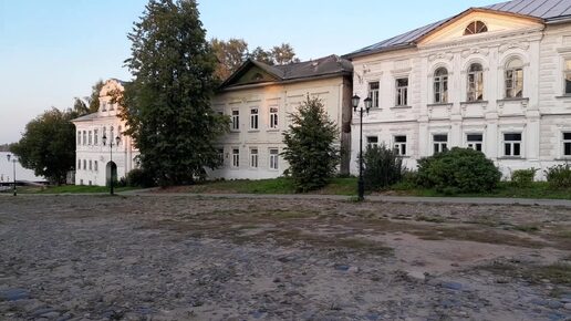 Вечер в Калязине. Купеческие дома и памятник прп. Макарию. А где люди?