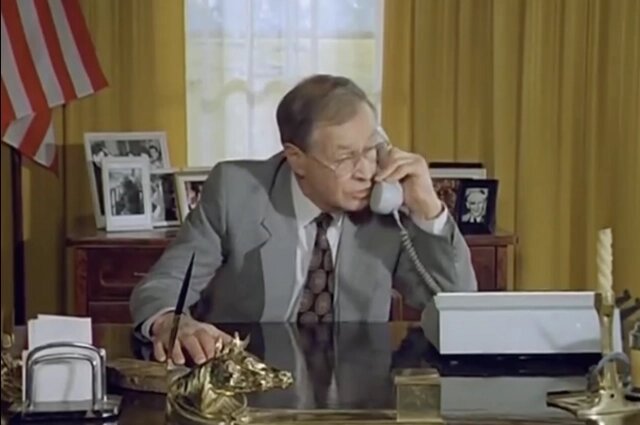    Владимир Седов в роли Джорджа Буша. Фото:  Кадр из фильма