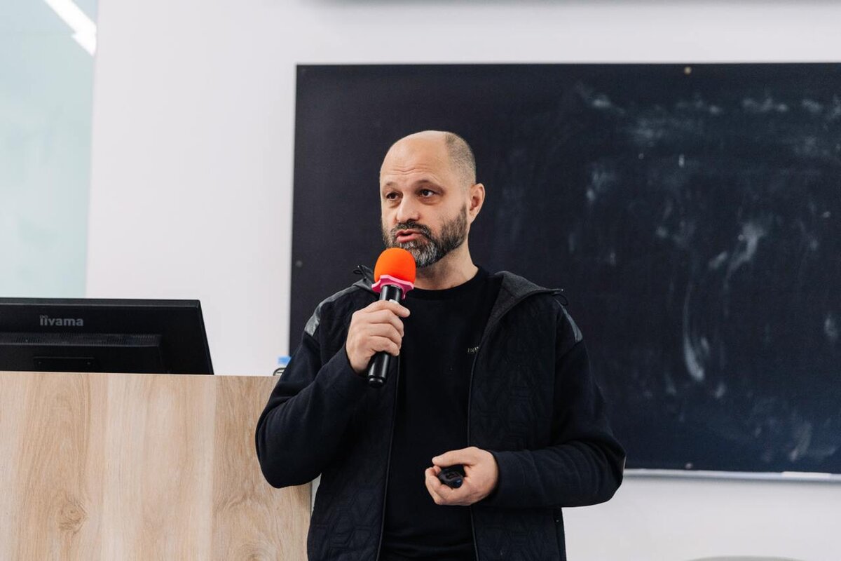    Директор компании SFM, к.э.н. Андрей Бекарев рассказал о том, как действуют мошенники с точки зрения психологии. Фото автора